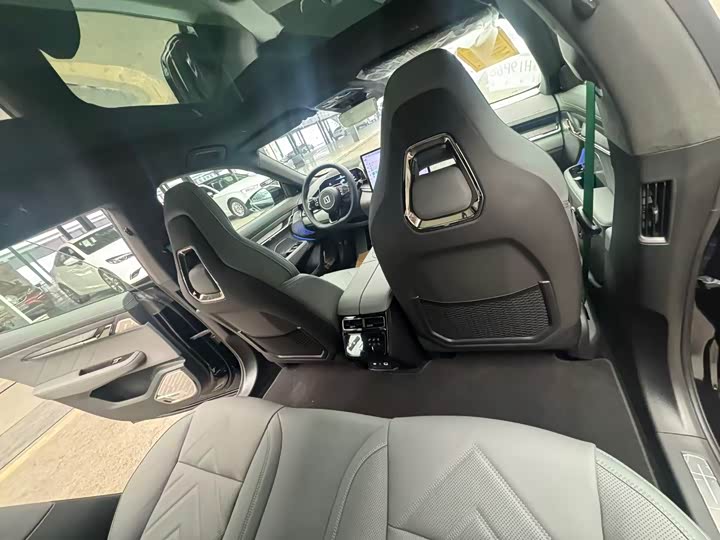 Фото 8 - Zeekr 001