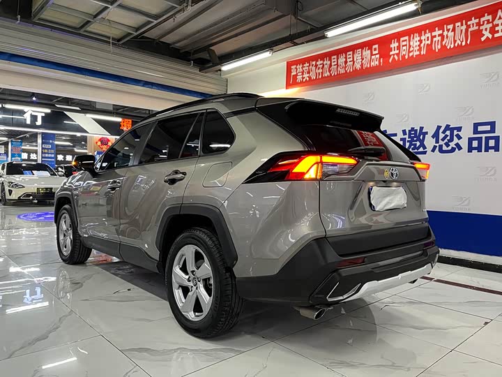 Фото 3 - Toyota RAV4