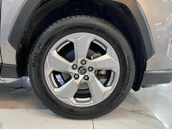 Фото 7 - Toyota RAV4