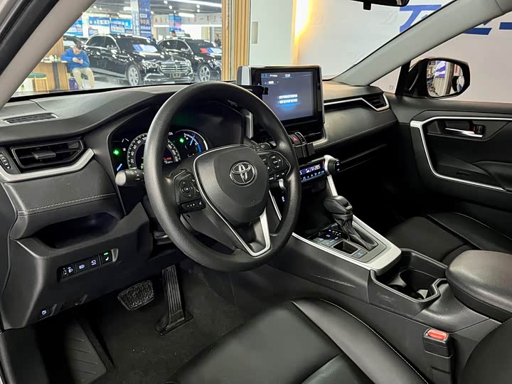 Фото 9 - Toyota RAV4