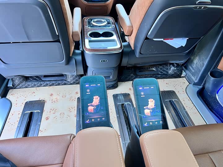 Фото 9 - Hongqi HQ9