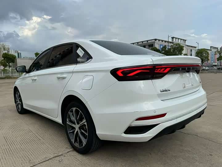 Фото 9 - Geely Emgrand