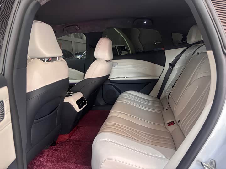 Фото 6 - Geely Galaxy E8