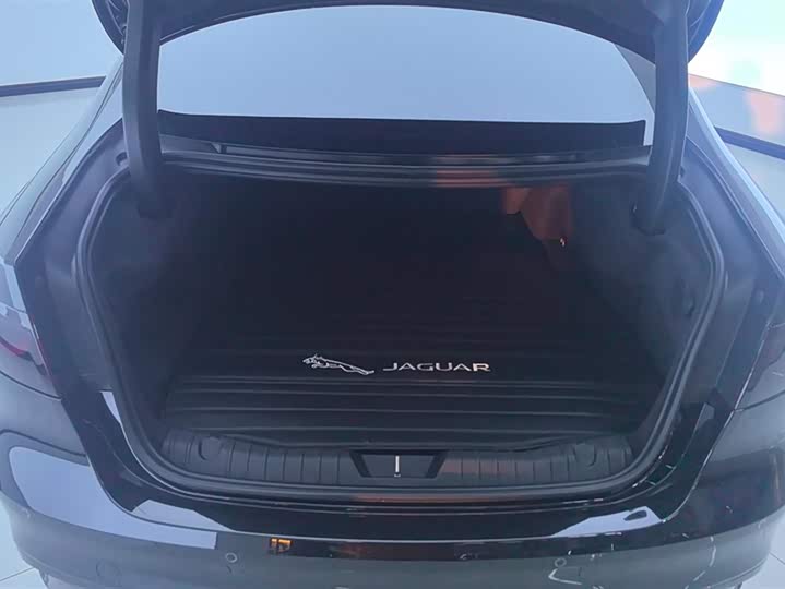 Фото 4 - Jaguar XF L