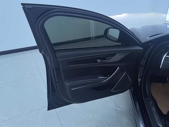 Фото 7 - Jaguar XF L