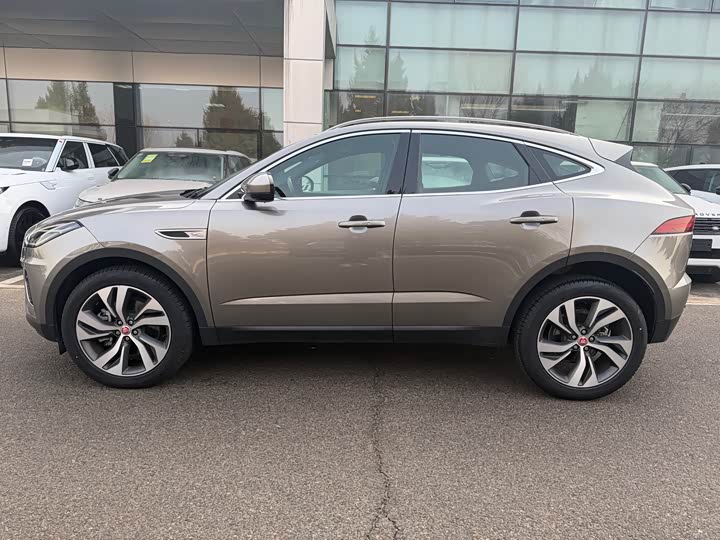 Фото 2 - Jaguar E-Pace