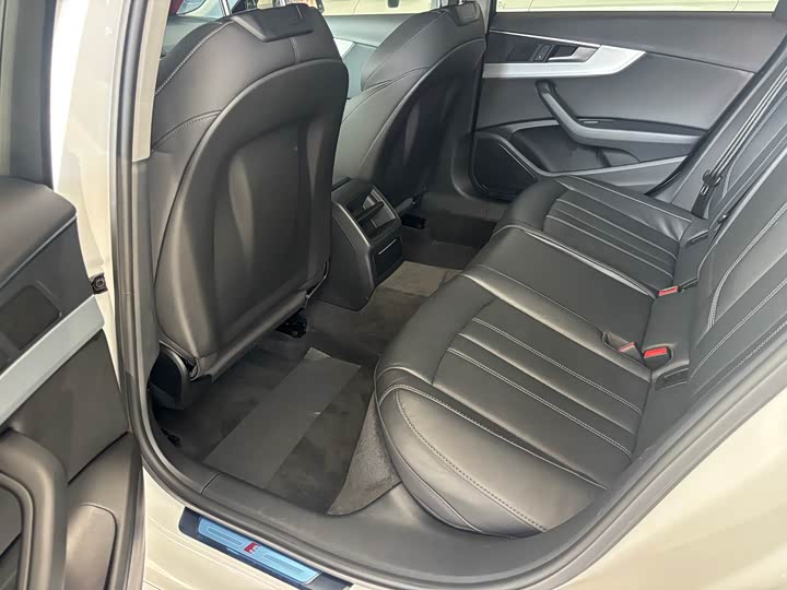 Фото 5 - Audi A4L