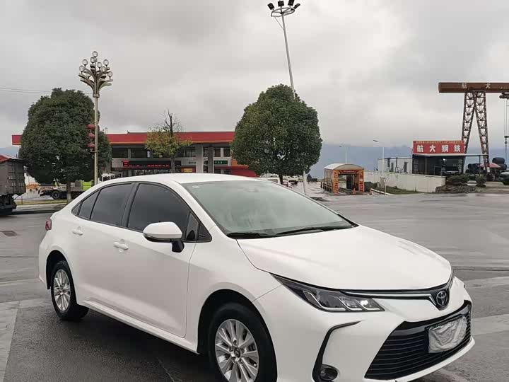 Фото 2 - Toyota Corolla