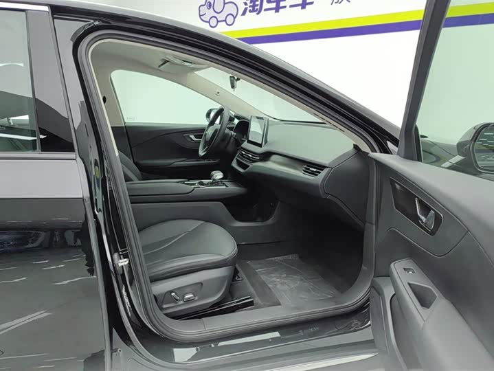 Фото 8 - Hongqi E-QM5