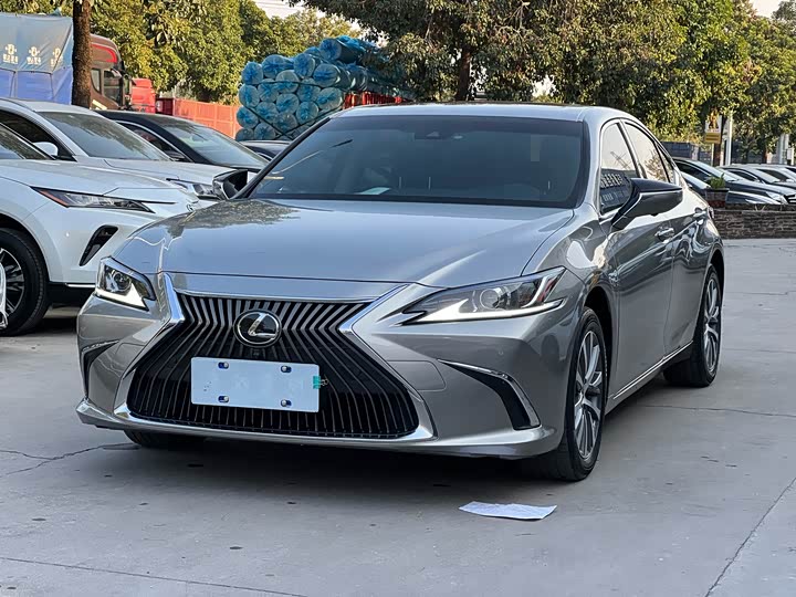 Фото 3 - Lexus ES
