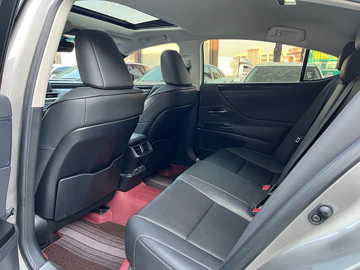 Фото 6 - Lexus ES