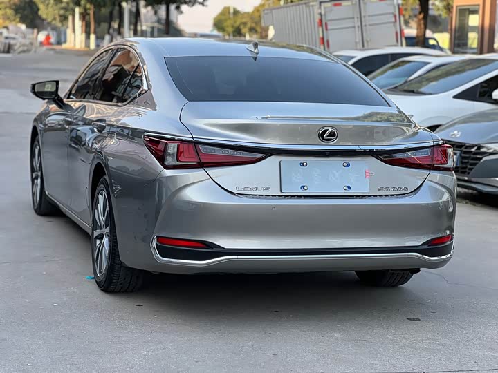 Фото 7 - Lexus ES