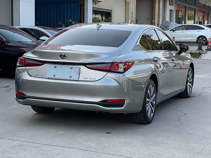 Фото 9 - Lexus ES