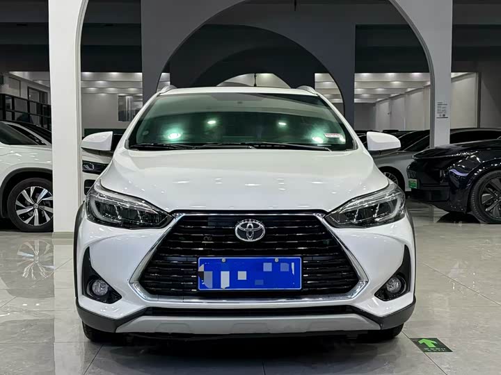 Фото 2 - Toyota Yaris L Hatchback