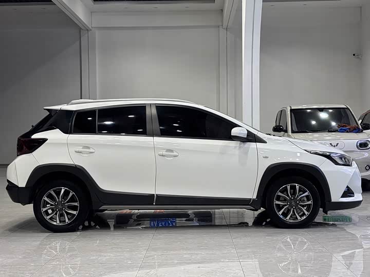 Фото 3 - Toyota Yaris L Hatchback