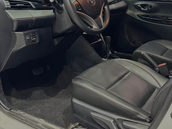 Фото 5 - Toyota Yaris L Hatchback