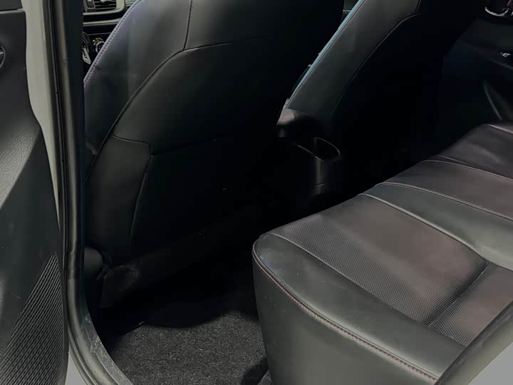 Фото 6 - Toyota Yaris L Hatchback