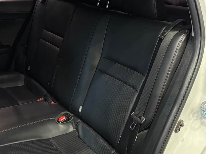 Фото 8 - Toyota Yaris L Hatchback