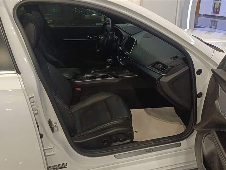 Фото 8 - Cadillac CT4