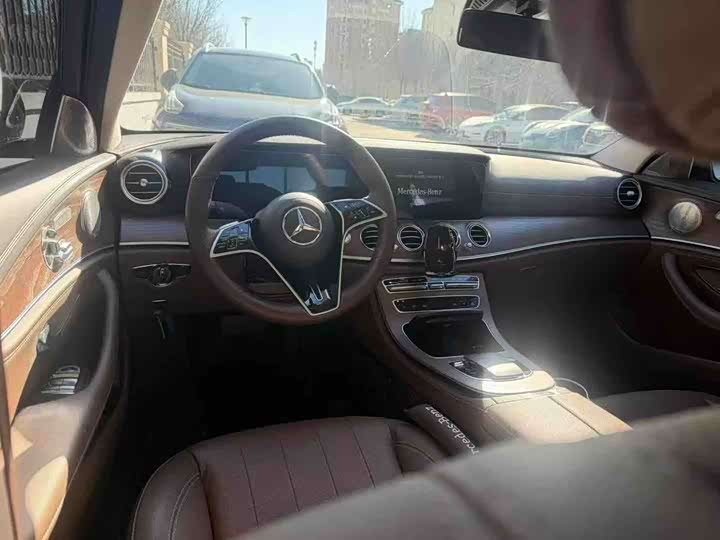 Фото 3 - Mercedes-Benz E-Class