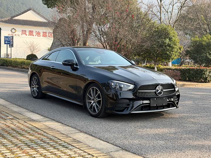 Фото 3 - Mercedes-Benz E-Class