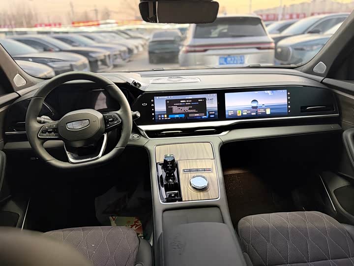 Фото 9 - Geely Monjaro