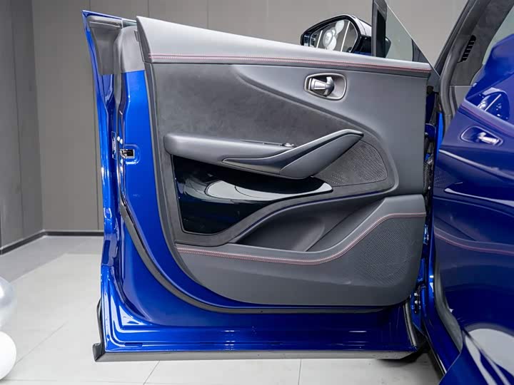 Фото 9 - Aston Martin DBX