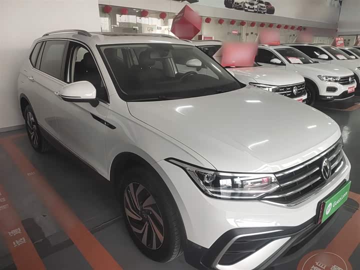 Фото 4 - Volkswagen Tiguan L Pro