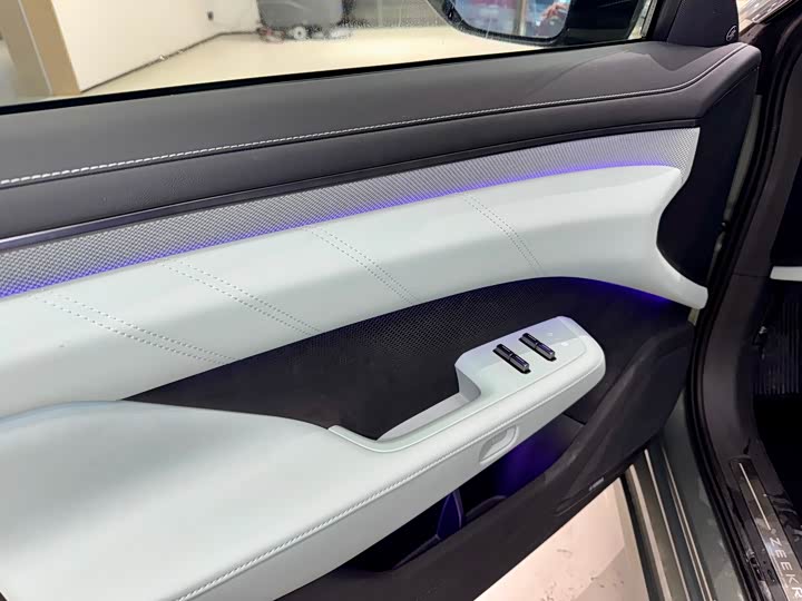 Фото 7 - Zeekr 001