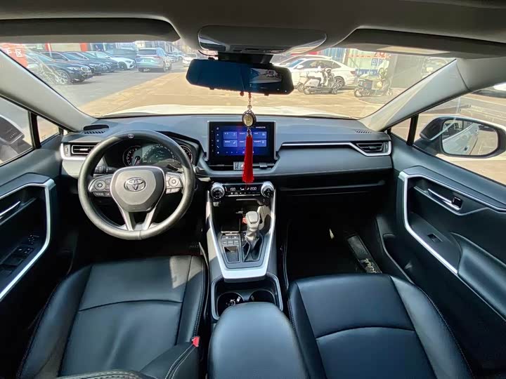 Фото 4 - Toyota RAV4