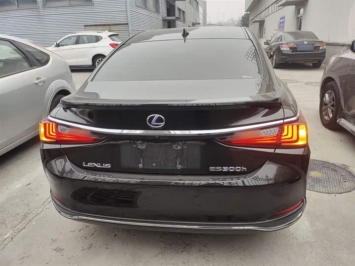 Фото 6 - Lexus ES