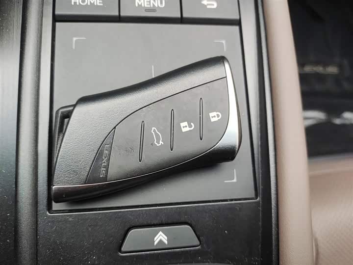 Фото 9 - Lexus ES