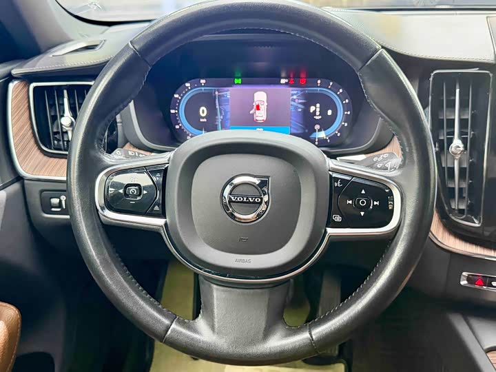 Фото 8 - Volvo XC60