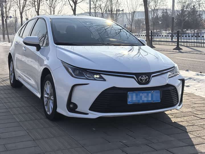 Фото 2 - Toyota Corolla