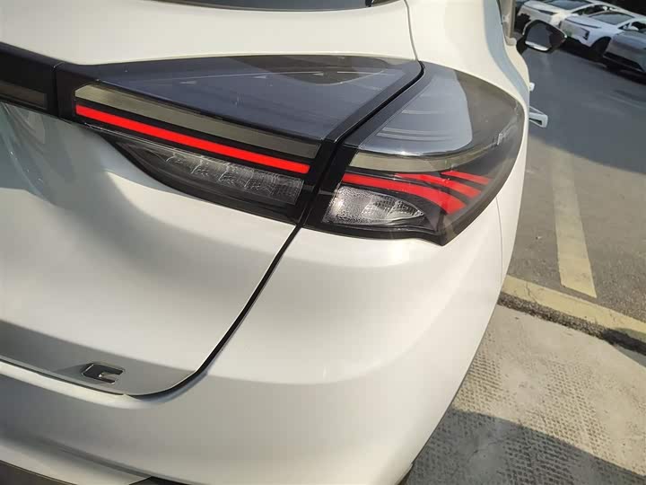 Фото 8 - Geely Geometry C