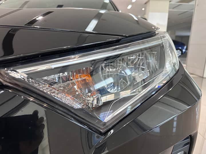 Фото 4 - Toyota RAV4