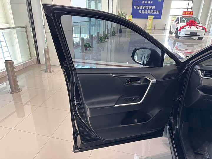 Фото 8 - Toyota RAV4