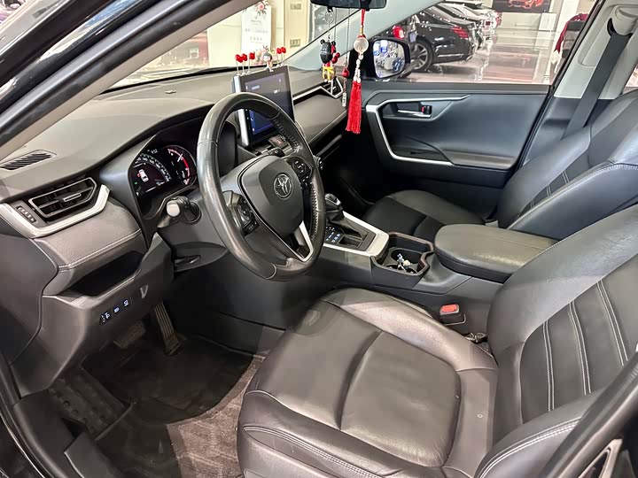 Фото 9 - Toyota RAV4