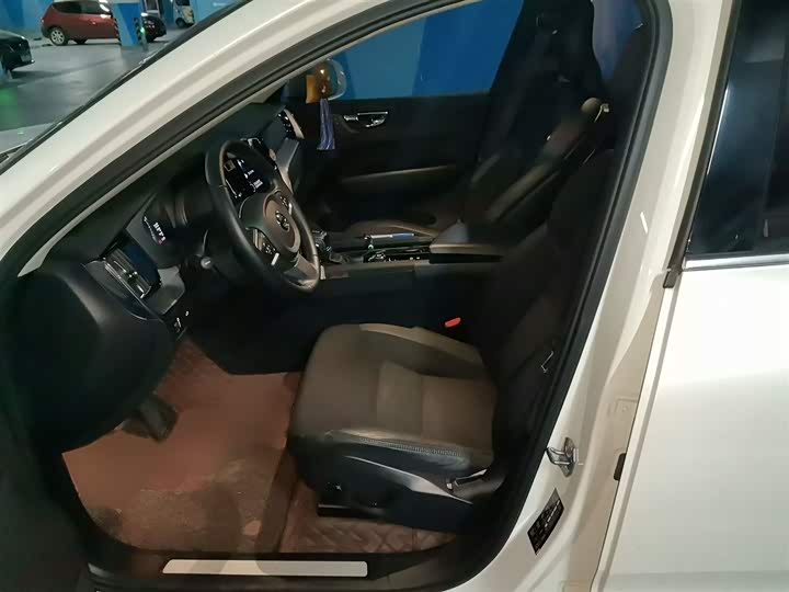 Фото 8 - Volvo XC60