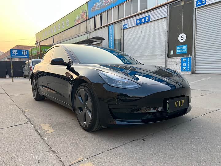 Фото 3 - Tesla Model 3