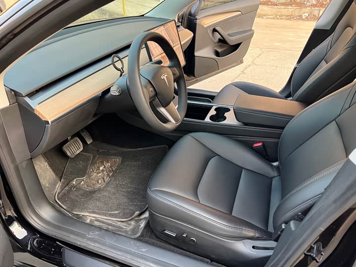 Фото 4 - Tesla Model 3