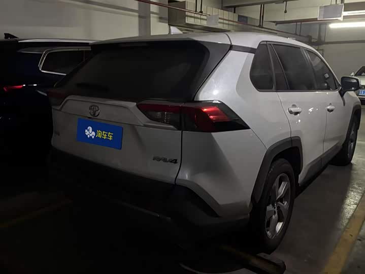 Фото 3 - Toyota RAV4