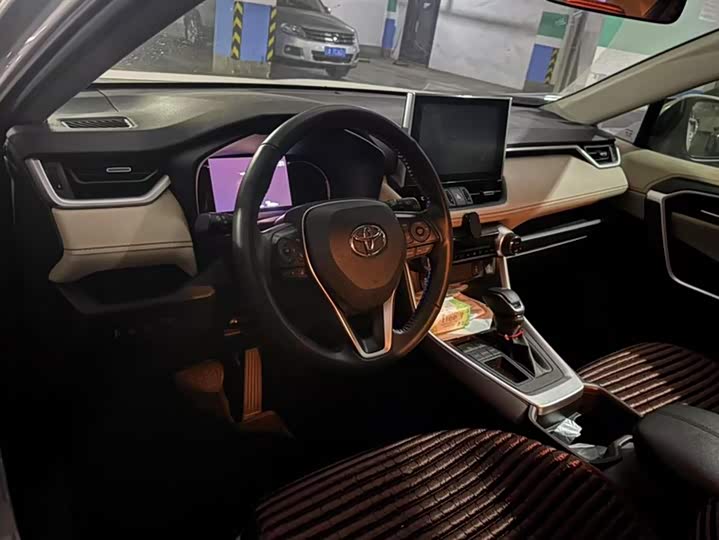 Фото 7 - Toyota RAV4