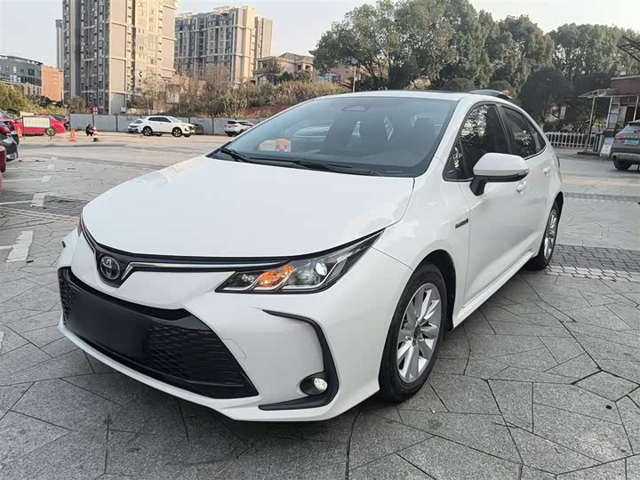 Фото 2 - Toyota Corolla