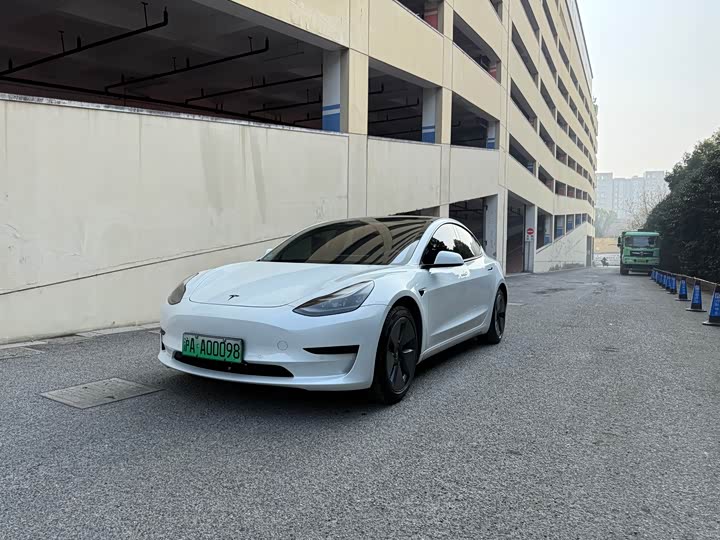 Фото 1 - Tesla Model 3