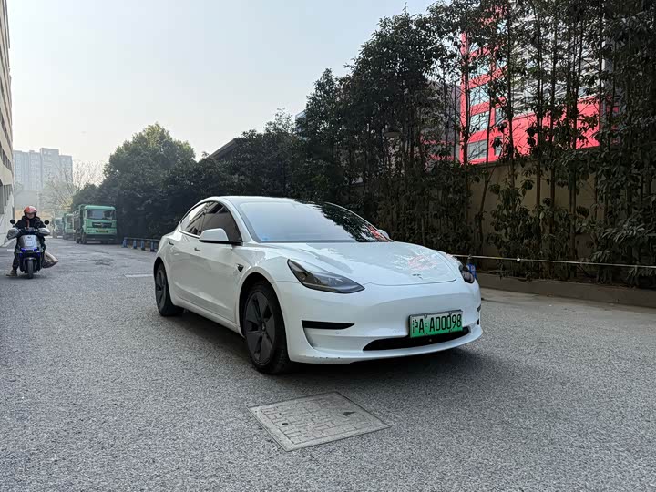 Фото 3 - Tesla Model 3