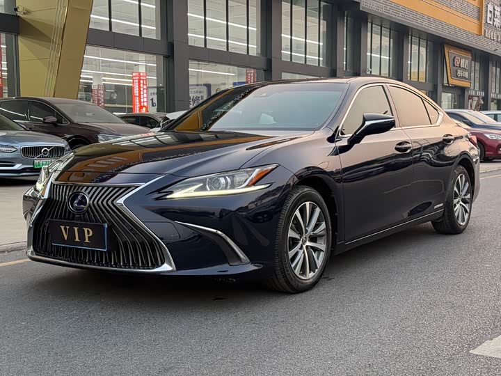 Фото 1 - Lexus ES