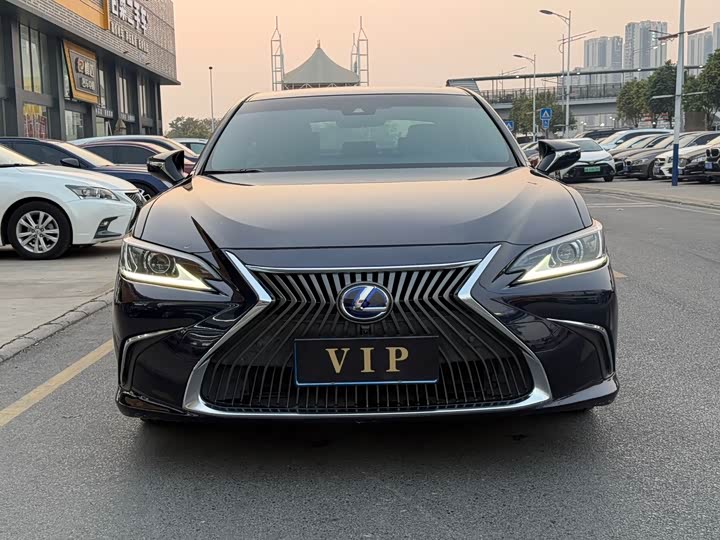 Фото 2 - Lexus ES