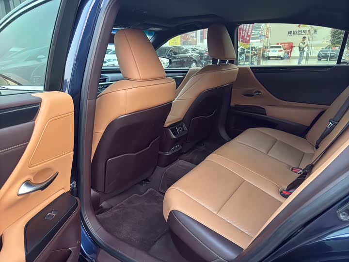 Фото 5 - Lexus ES