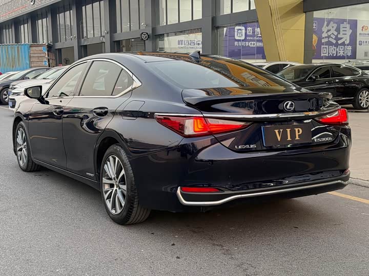 Фото 7 - Lexus ES